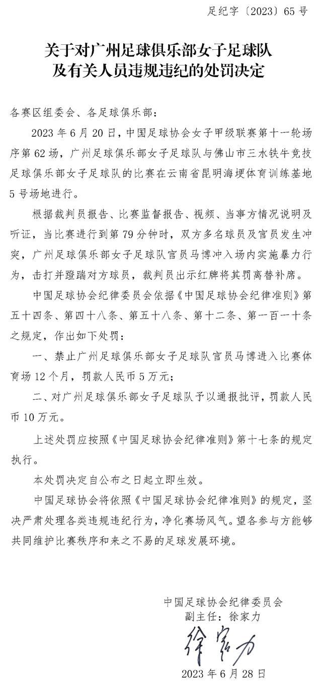 而另一张海报中，两人站在楼顶相望，在灯火通明的高楼大厦的衬托之下，两人的关系顿生一种飘零摇曳之感